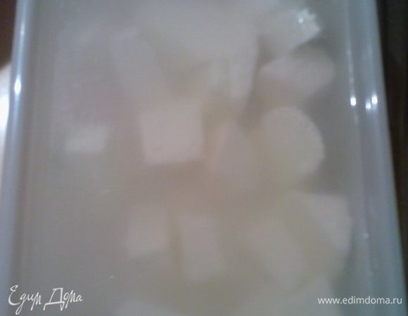 Сыр фета порезать кубиками и замочитьв воде на 5 минут.