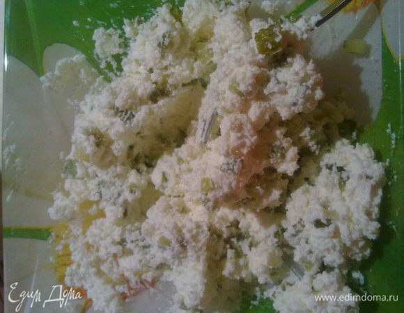 Сыр откинуть на дуршлаг, дать воде стечь, переложить в мисочку и размять, добавить огурцы и перемешать.
На каждый драник выложить сырную смесь, свержу слабосоленую рыбку и красную икру.