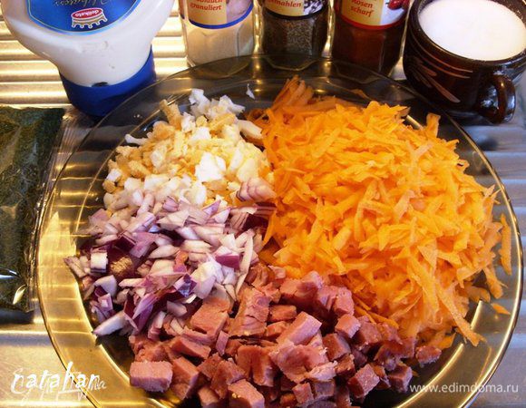 Овощи почистить, помыть и обсушить. Морковь натереть на крупной терке, а лук мелко покрошить. Яйцо очистить и порезать на маленькие кубики. Ветчину так же порезать на маленькие кубики, прогреть (для удаления лишнего жира) в микроволновке 1 минуту при мощности 300, обсушить бумажным полотенцем и остудить. 