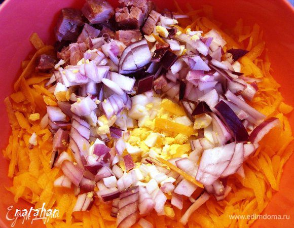 Сложить все в салатник.