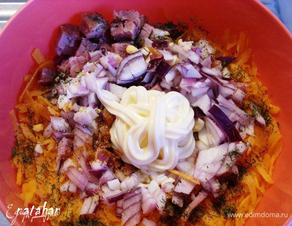 Добавить к овощам соль, специи, сухой укроп и майонез.