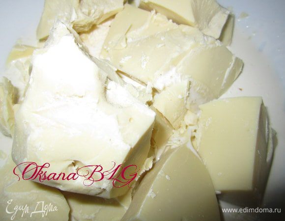 Шоколад поломать, залить половиной сливок. В кастрюле вскипятить воду, снять с огня. Поставить на кастрюлю миску с шоколадом и сливками, оставить на 20-30 минут, не мешать, дать шоколаду растопится.