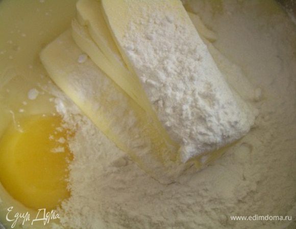 Смешать сгущенное молоко, сливочное масло, желток и сахарную пудру,