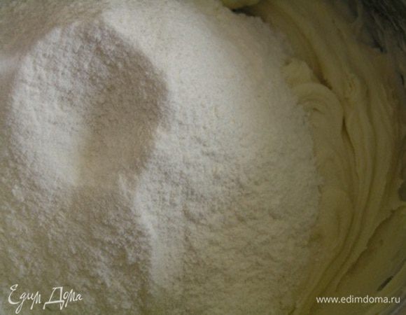 Постепенно добавить муку с крахмалом,