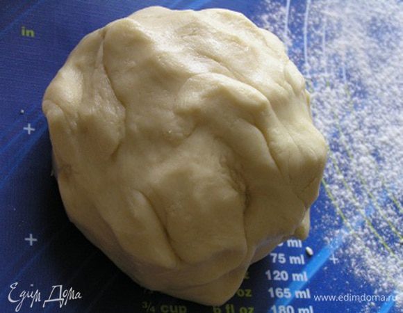 замесить мягкое, нежное, но не липкое тесто.
