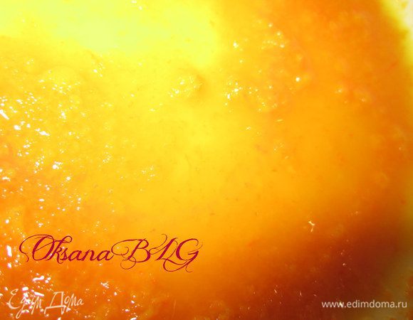 Цедру апельсина натереть на мелкой терке, залить бехеровкой. Оставить на 10-15 минут.