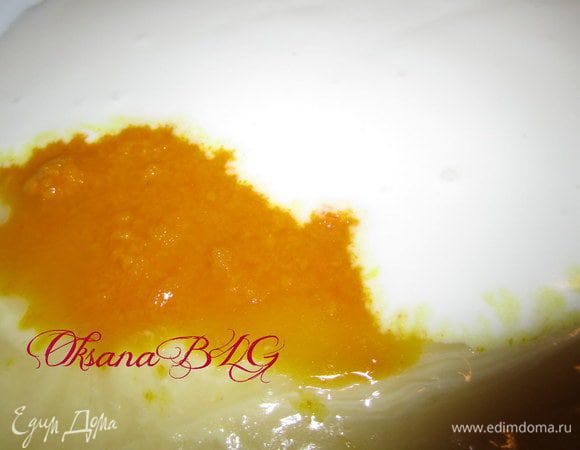 Оставшееся сливки взбить. Добавить йогурт и апельсиновую цедру.