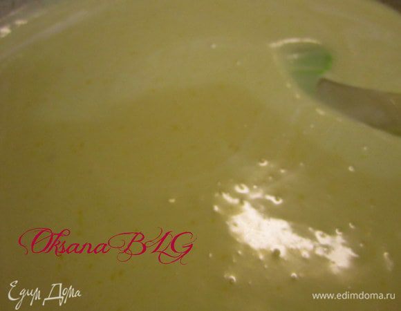 Шоколадно-сливочную массу взбить, аккуратно ввести в шоколадно-йогортовую смесь.