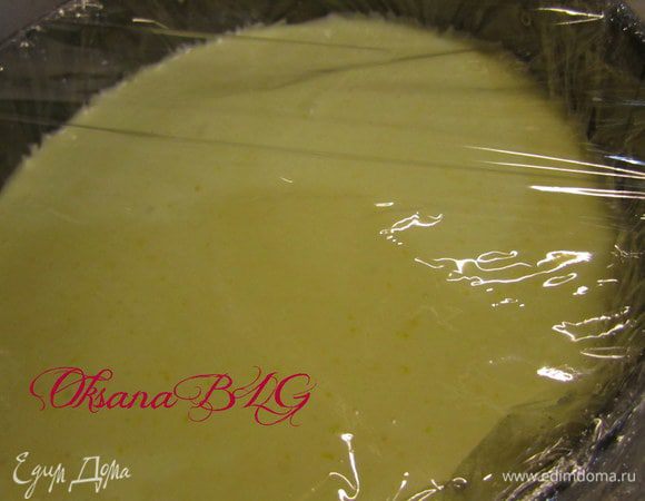 Вылить массу в форму. Сверху накрыть пленкой. Поставить в морозилку на ночь.