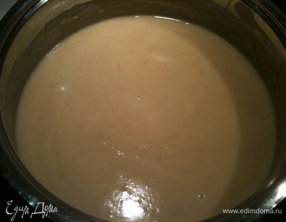 Добавить к пюре подогретое молоко, перемешать и варить, периодически помешивая, на среднем огне до закипания...