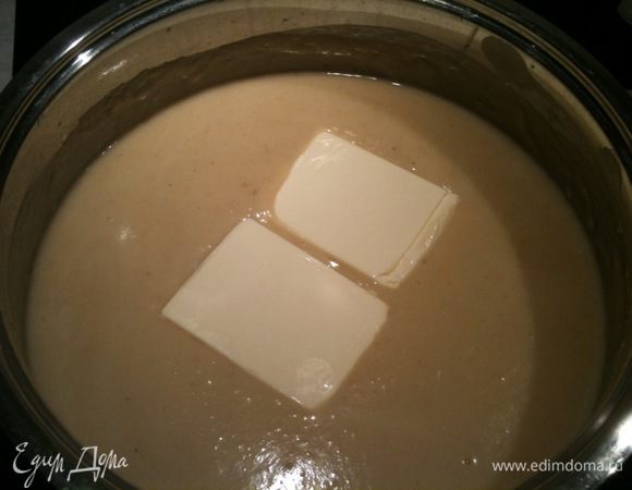 Добавить сыр (лучше порезать сыр на мелкие кубики или потереть на терке, так он быстрее разойдется в супе)...