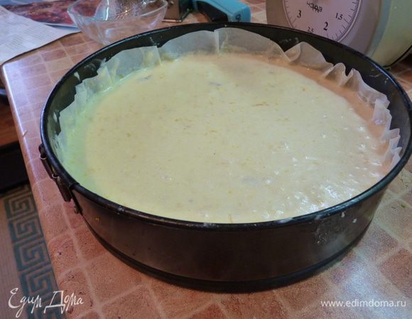 Взбить охлажденные белки в плотную пену. Ввести их, размешивая, постепенно по одной ложке в тесто. 
Разогреть духовку до 180С. Смазать и выстелить бумагу для выпечки в форму(у меня форма диаметром 23 см). Влить тесто в форму. Выпекать, пока пирог не покроется коричнево-золотой корочкой (40-50мин.)