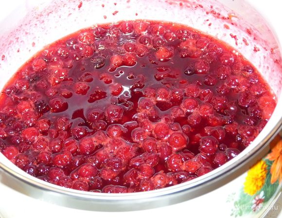 Пока пирог печется, приготовить клюкву для украшения. Пересыпать ягоды в кастрюлю, влить апельсиновый сок и варить на слабом огне, пока кожица ягод не начнет лопаться. растворить в сиропе сахар. 