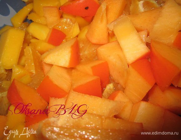 Добавить порезанный апельсин и шарон.