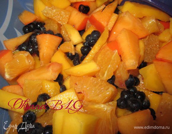 Полить соком лайма или лимона. Перемешать.