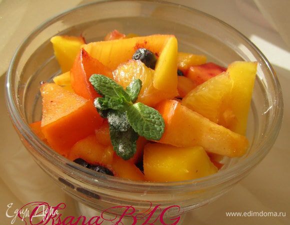 По желанию добавить сахар. Украсить веточкой мяты. 