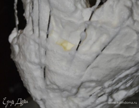 Белки взбить на высоких оборотов до устойчивых пиков. Белки не должны выливаться, если миску перевернуть.