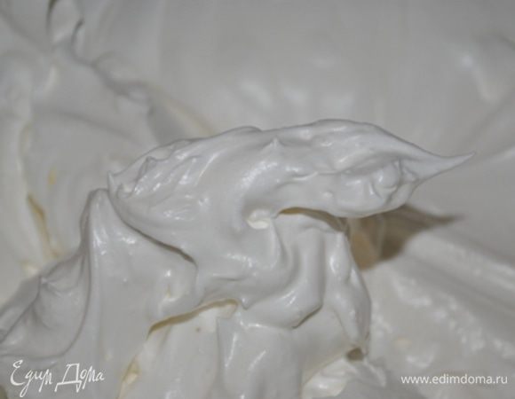 Продолжить взбивание, понемногу добавляя сахар. Масса должна получиться воздушной и нежной.