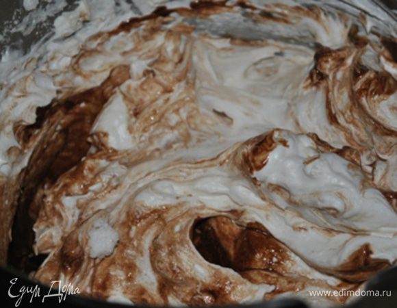 Муку смешать с разрыхлителем и просеять. 1/3 часть муки добавить к белкам и аккуратно, движениями снизу-вверх, перемешать. 