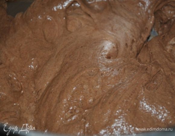 Добавить половину шоколада, так же аккуратно перемешивая, потом 1/3 муки, оставшийся шоколад и оставшуюся муку.