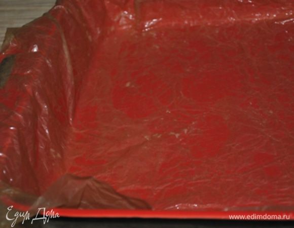 На дно формы выстелить бумагу для выпечки. 
Я обычно мочу пергамент прямо под краном, комкаю, и тогда выстилаю в форму. Мокрый он полностью повторяет формы формы)))))
Бумагу смазать маслом.