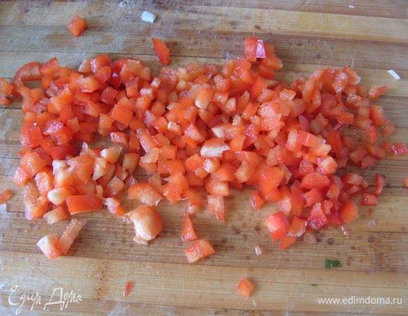 Нарезать мелкими кубиками красный перец и добавить к луку. Протушить до мягкости перца около 10 минут. 