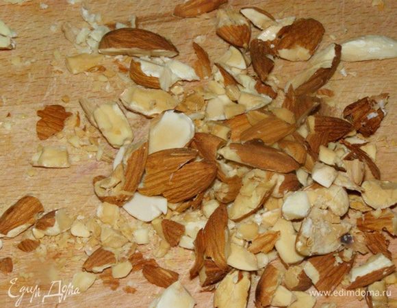 Миндаль крупно порезать. Мяту порубить. Сыр порезать кусочками