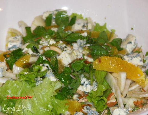 Салат полить заправкой, слегка перемешать и сразу подавать на стол. Приятного романтического вечера!