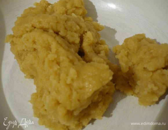 Масло растопить, добавить 2 яйца, соль, соду (я погасила лимонной кислотой),сахар, муку. Замесить не очень крутое тесто.