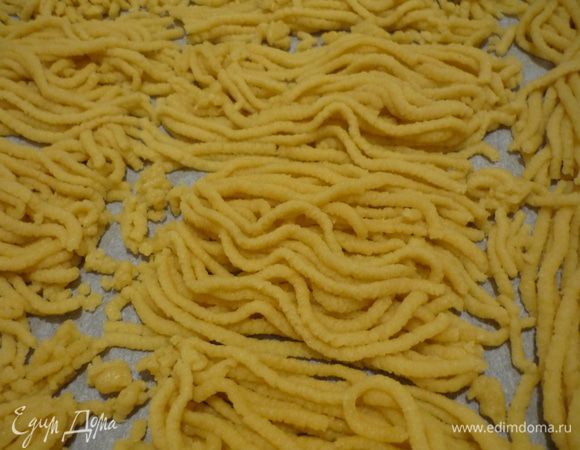 Пропускаем тесто через мясорубку и выкладываем на бумагу для выпечки. Выпекаем в разогретой духовке до готовности.