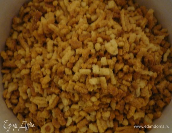 Банку сгущённого молока сварить (варила 2,5 часа), остудить. Смешать с готовым печеньем, измельченными орехами и небольшим количеством сливочного масла.