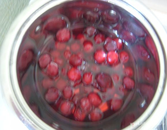 Залить вишню водой и уварить в течение 30 минут. Сцедить сок, добавить лимонный сок (чтобы не утратила цвет)