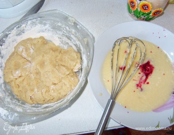 Смешать растопленное сливочное масло, яйца, сахар, ванильный сахар. Полученную массу разделить на две части. В одну из них добавить вишневый сок. 
