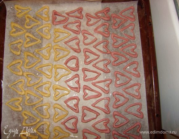 В центральной части каждого сердечка поменять цвета. 