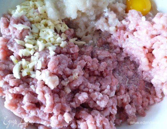 Приготовим фарш:мясо пропустить через мясорубку вместе с луковицей,добавить мелко нарезанный чеснок,сливки,желтки.