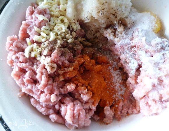 Добавить муку и паприку и хорошо вымешать фарш.Отправить его в холодильник.