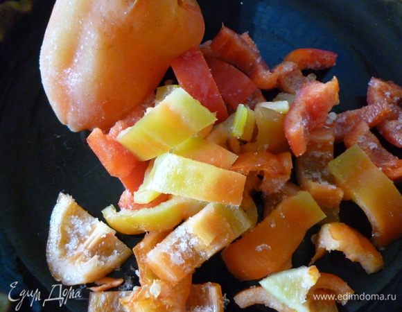 Болгарский перец нарезать.