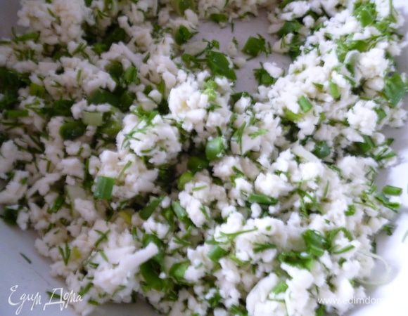 Для начинки:сыр натереть на крупной терке,зелень измельчить,перемешать.