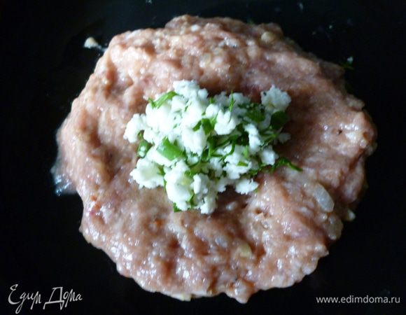 Теперь начинаем формовать зразы:из фарша делаем лепешку,на середину выкладываем фарш и оформляем в виде продолговатого пирожка.