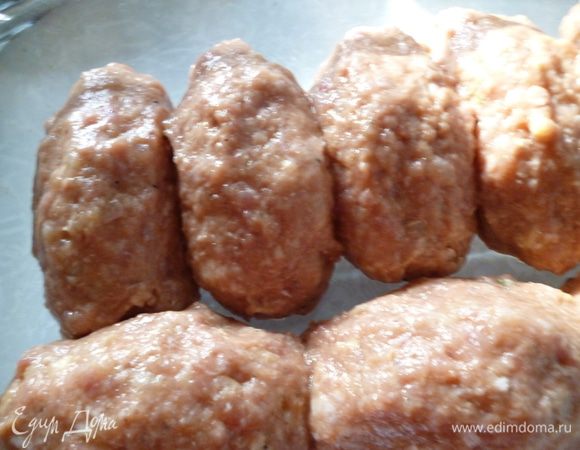 Берем огнеупорную форму и укладываем зразы.