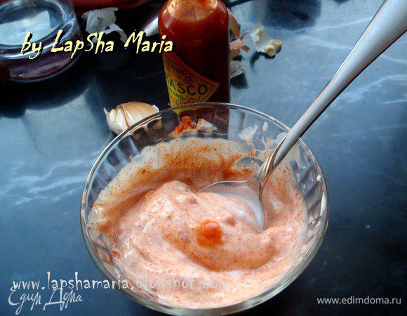 Теперь пару капель табаско. Всё размешать хорошенько.