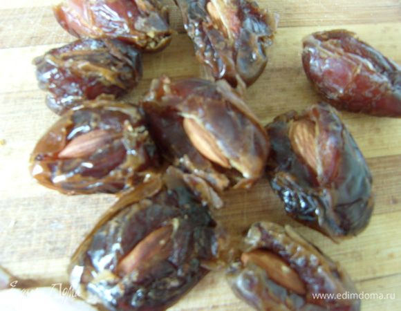 Вытащить из фиников косточку, вставить вместо нее жареный миндаль