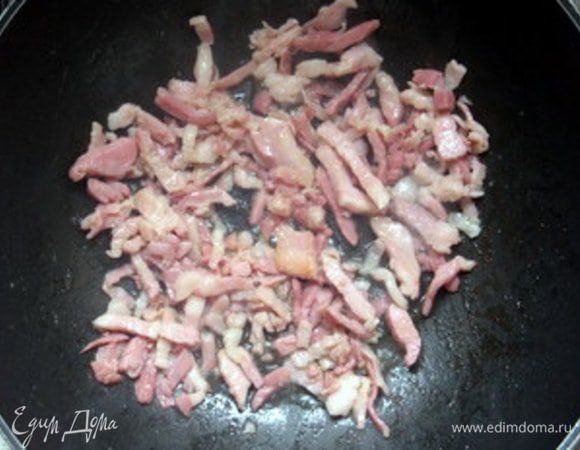 Обжарим на небольшом количестве оливкового масла грудинку ( или корейку, или пастрому). Будьте внимательны, грудинка не должна подгореть! Её нужно снять с огня, когда жирок станет прозрачным, а мясо зажарится лишь слегка. Т.к. сковорода и масло останутся горячими ещё какое-то время после снятия с огня, грудинка будет продолжать жариться и дойдёт до нужного состояния. Если грудинка довольно жирная,  можно обжарить её на тефлоновой сковороде без добавления оливкового масла. Блюдо будет менее калорийным. Хотя смешно говорить о калориях, готовя это блюдо, которое само по себе представляет калорийную бомбу.