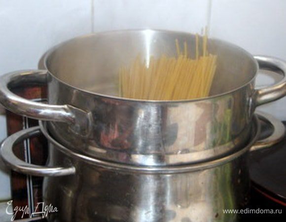 Сварить пасту «на зубок». Варить её нужно в малосолёной воде, т.к. соус сам по себе из-за наличия сыра и грудинки будет довольно солёным.