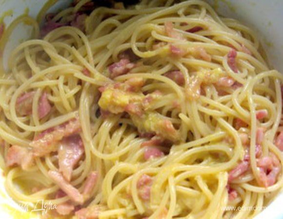 Теперь переносим пасту с грудинкой в миску с яичным соусом. Хорошо перемешиваем, посыпаем сверху перцем и сразу подаём на стол.Ни в коем случае нельзя заливать пасту соусом в сковороде. Яйцо запечётся от контакта с горячим и у вас получится яичница. Нам не нужна паста с яичными хлопьями. Наша цель: дать спагетти пропитаться яичным соусом так, что бы, когда блюдо съедено, ни в миске, ни на тарелке  не осталось ни капли соуса.В крайнем случае, можно снять сковороду с огня и тогда влить яйца,но температура пасты не должна превышать 70-72°,иначе яйца сильно "схватятся".