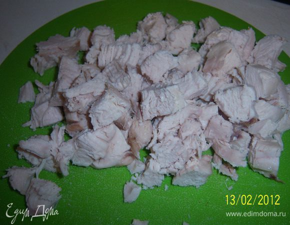 мясо отварить и нарезать на небольшие кусочки.