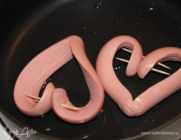 Главное, чтобы сердце ровно лежало на плоской поверхности, не скручиваясь и не задираясь по бокам. Разогреть сковороду на умеренном огне, растопить сливочное масло в растительном. Положить сосиски на сковороду и подрумянить с одной стороны в течении 1–2 минут.