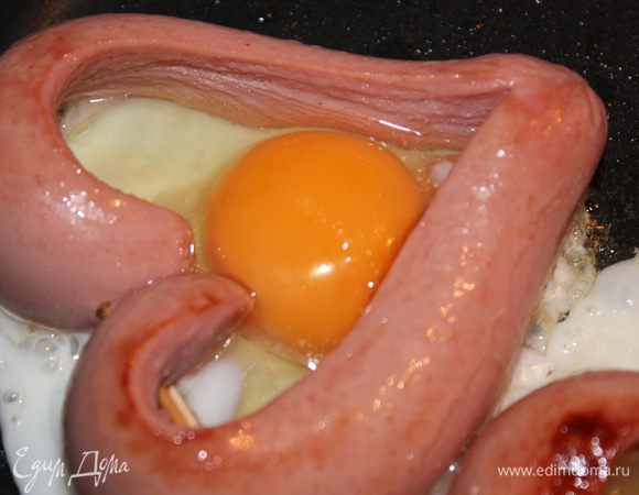 Переверните сердце и влейте в каждое по яйцу. Если немного белка вытечет наружу, не страшно, потом уберем (обрежем). Желток и часть белка должны оставаться жидкими (желательно, но не обязательно). Слегка посолить. Готовое сердце выложить лопаткой на тарелку.