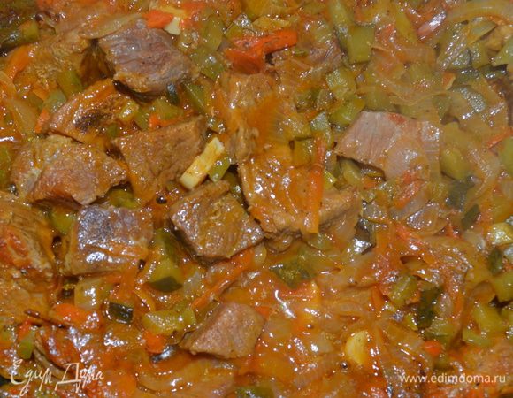 Приготовление: Обжарить на оливковом масле мясо и тушить в небольшом количестве жидкости на маленьком огне до полной мягкости ( около 1,5 часов). Выпарить жидкость. Долить немного масла положить нарезанный полукольцами лук, крупно натертую морковь, мелко порубленный чеснок и все обжарить, налить немного воды, прокипятить, добавить нарезанные кубиками огурцы, томатную пасту, соль, специи и зелень, при необходимости добавить воды, прокипятить. В качестве гарнира можно падать перловую или пшенную кашу ( способ приготовления на упаковке), картофельное пюре. МИР ВАМ.