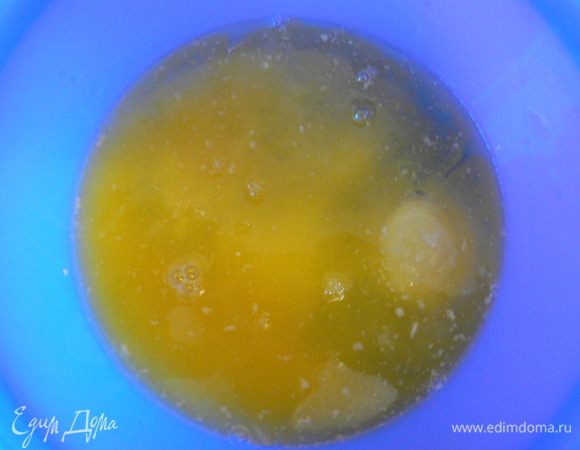 В яйца добавить соль,растит.масло и растопленное сливочное масло.